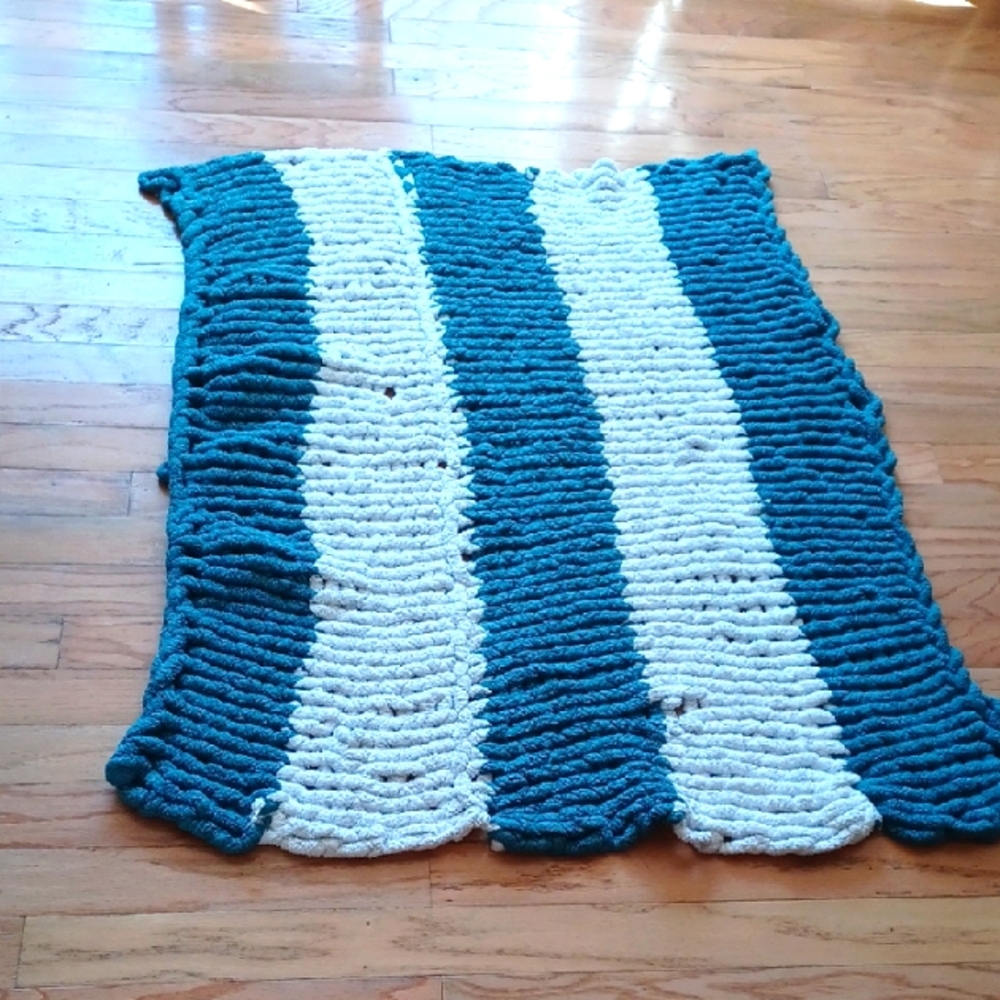Handmade Blue & White Loop  Rug 47 Lx41 W